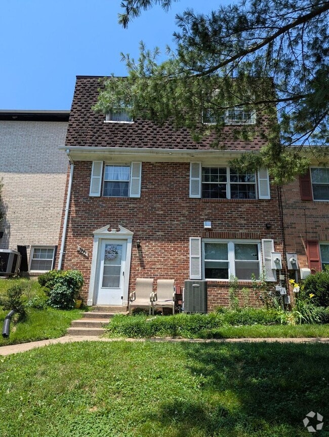 Building Photo - Spacious And Renovated 3 Bed 2 Bath Interi... Rental