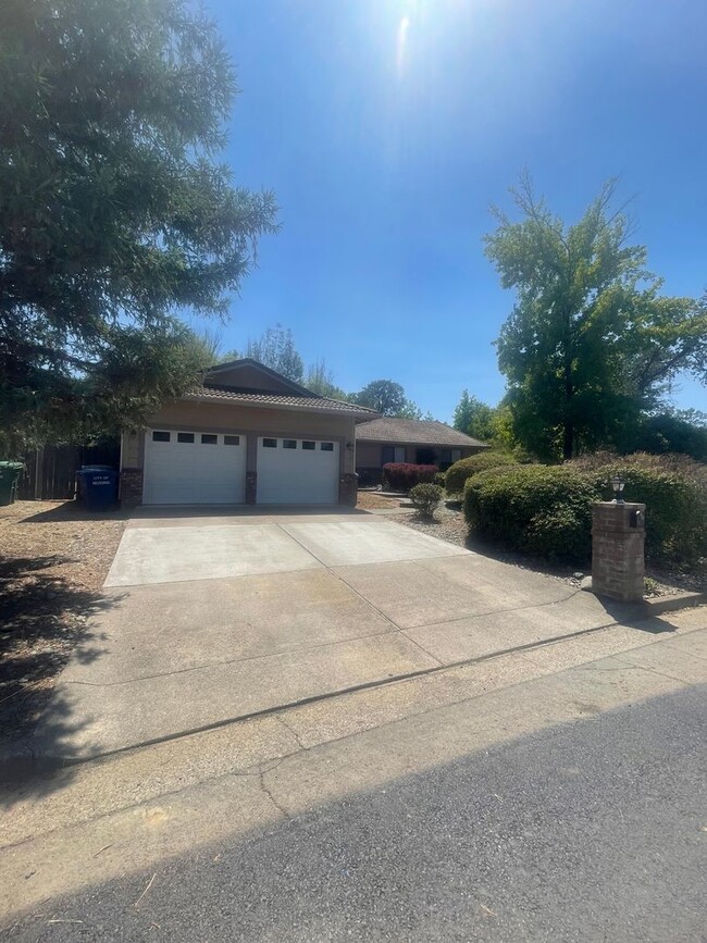 Building Photo - SPACIOUS 3 BED 2 BATH WITH BONUS ROOM / DEN IN THE COUNTRY OAKS SUBDIVISION