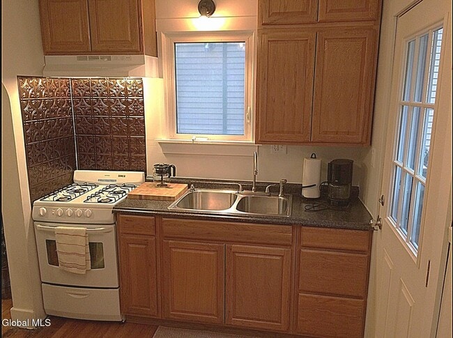 Photo - 164 Clinton St