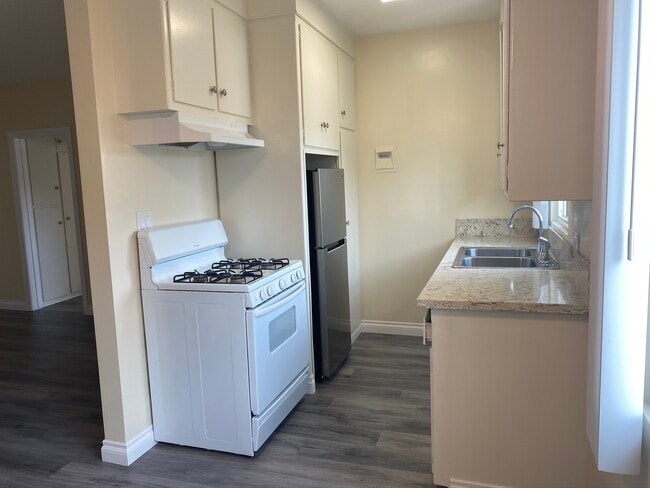 Building Photo - Windsor 526 Rental