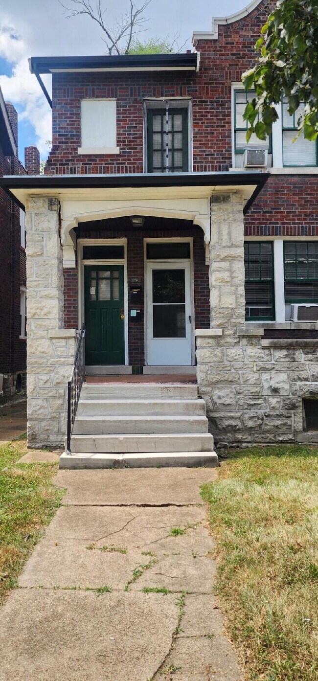 ** MOVE IN SPECIAL**
First-Floor Unit with Hardwood Floors & Spacious Living Areas