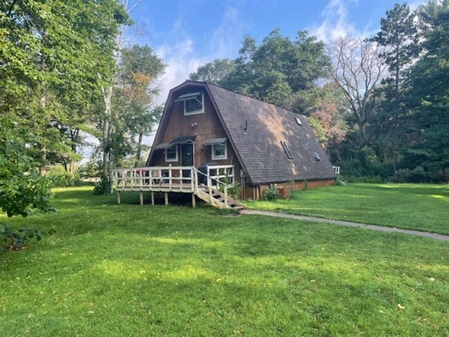 Building Photo - 2 Bedroom, 2 Bath, with Double Garage. Rental