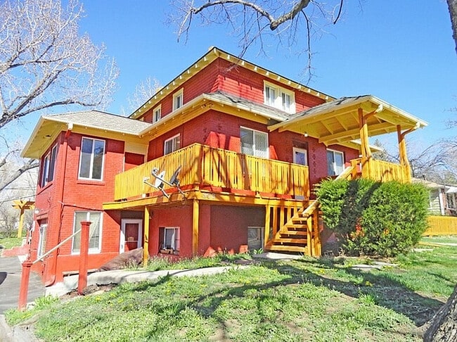 Experimente el encanto clásico y la calidez de esta impresionante casa de ladrillo - Barnum Park