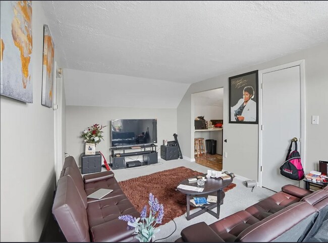 Photo - Bright 1-Bed in Prime Cincinnati Location – 875 Sq Ft, Water Included! Unit 3