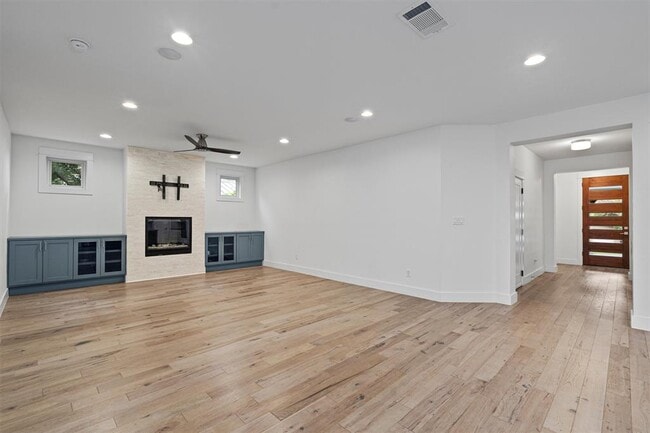 Photo - 5415 Woodview Ave