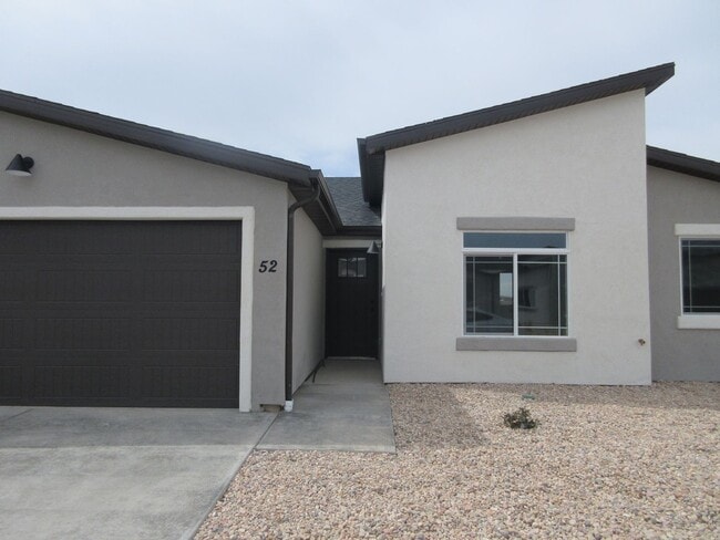 Building Photo - Newer 3 bedroom, 2 bath, one level home in Sycamore Trail