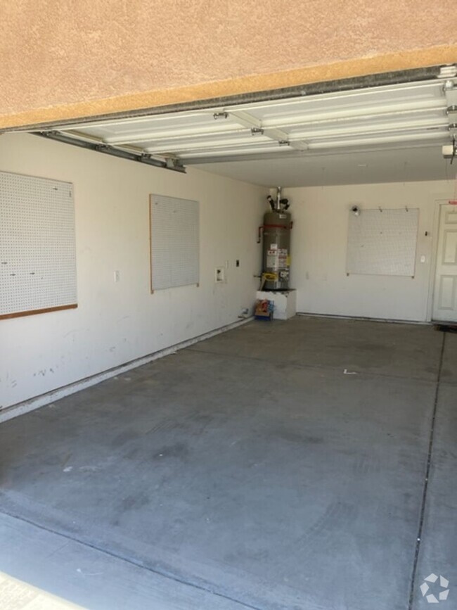 Building Photo - LOWEST RENT EVER!! HOME IN TWENTYNINE PALMS