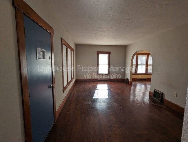 Photo - 449 24th St N