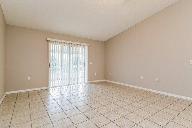 Photo - 65 Reeding Ridge Dr W