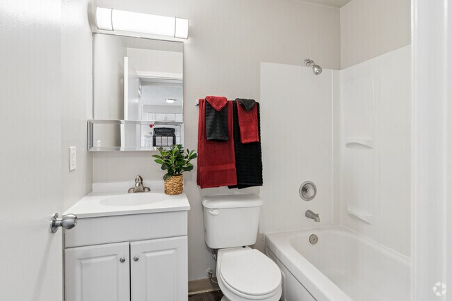 1BR, 1BA - 672SF - Bathroom - Cougar Ridge Apartments