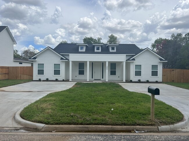 Building Photo - 206 Gilchrist Ave