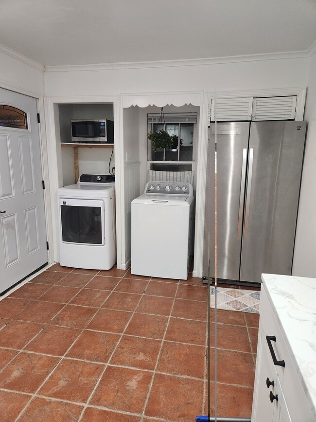 Washer / Dryer In Kitchen - 20 South Ln