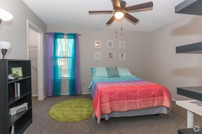 2BR, 2BA - 925SF