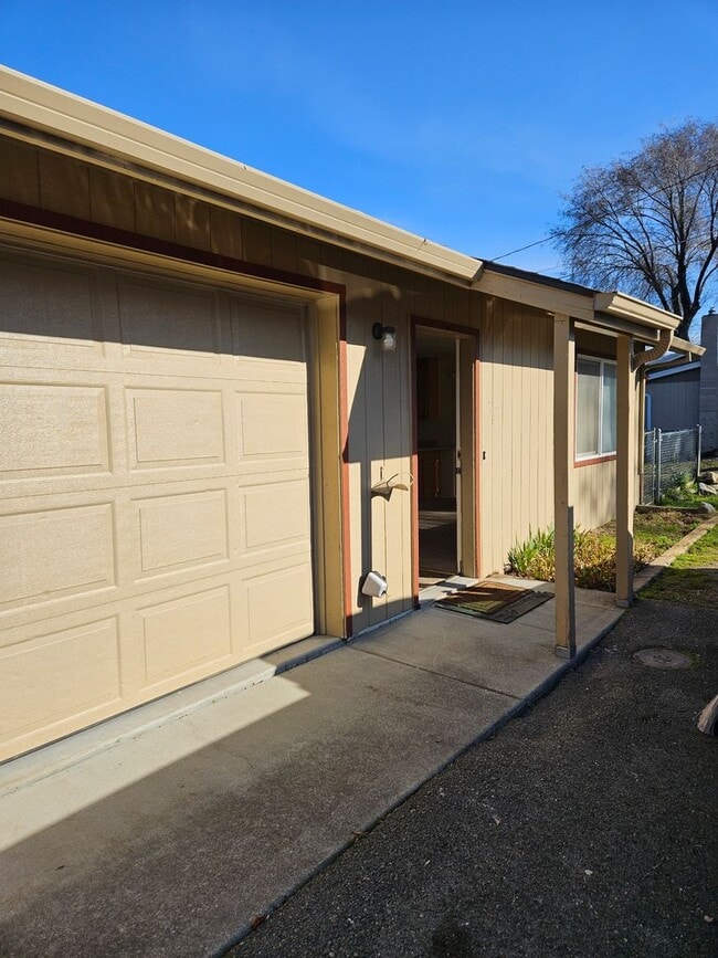 Building Photo - Clean Duplex