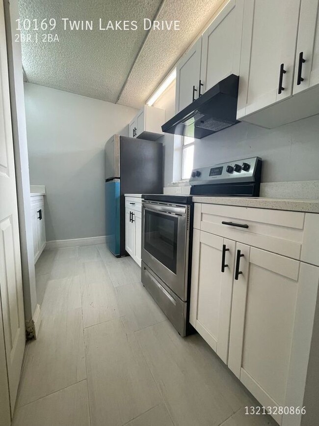 Photo - 10169 Twin Lakes Dr