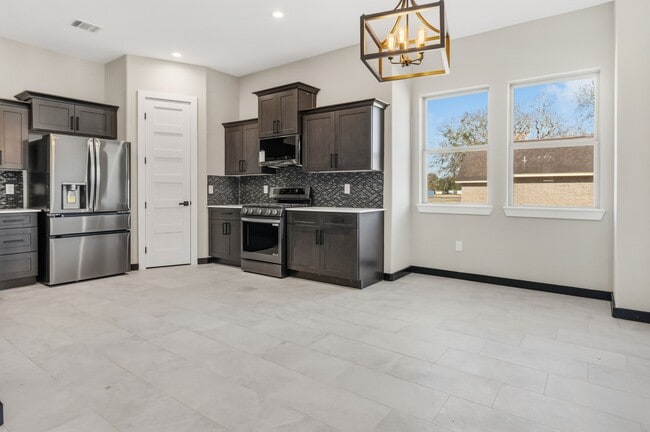 Photo - 208 Silver Leaf St