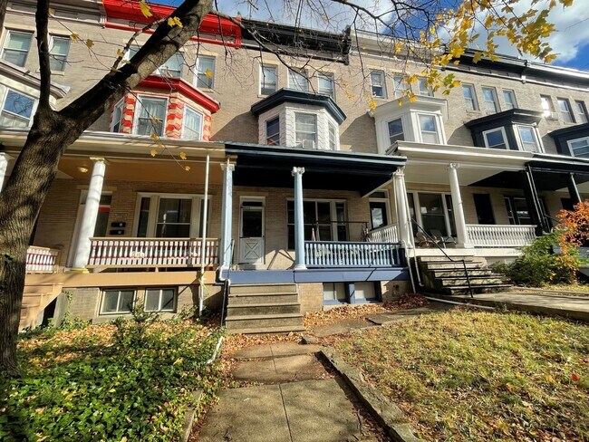Building Photo - Charming Apartment Unit 1F