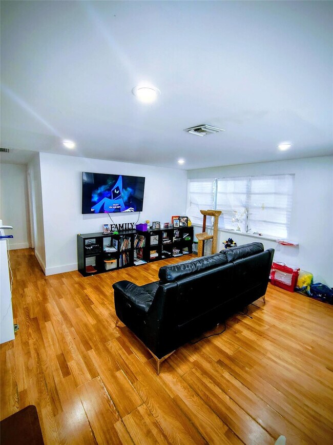 Photo - 6134 Buchanan St