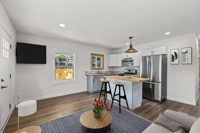 Photo - 202-208 NE Juniper St Unidad 202