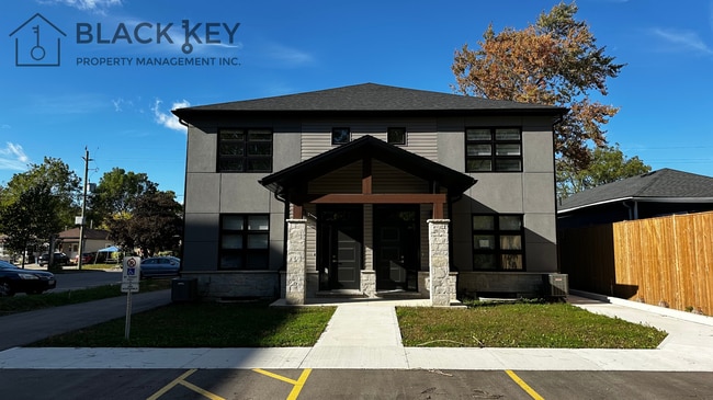 Building Photo - 449 Grey St Unit 6