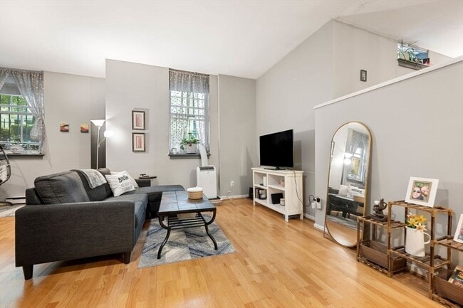 Building Photo - 350 W 4th St Unit 103 Rental
