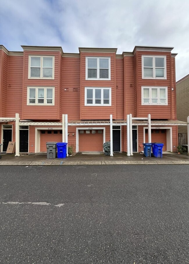 Photo - Modern Townhome Near OHSU with 3 Bedrooms Each with Private En-Suite Bath