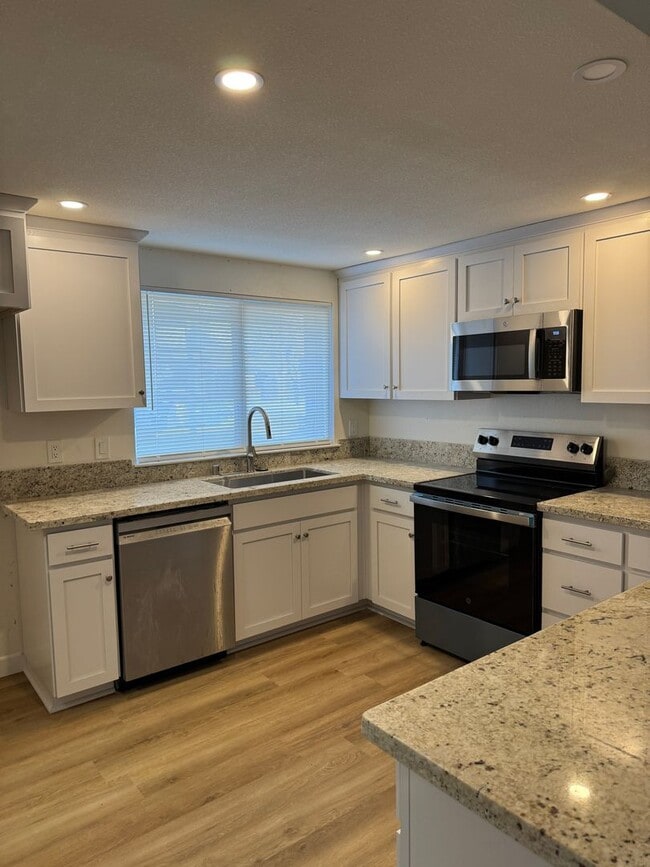 Building Photo - Great location on Private Court. Newly remodeled from Top to Bottom