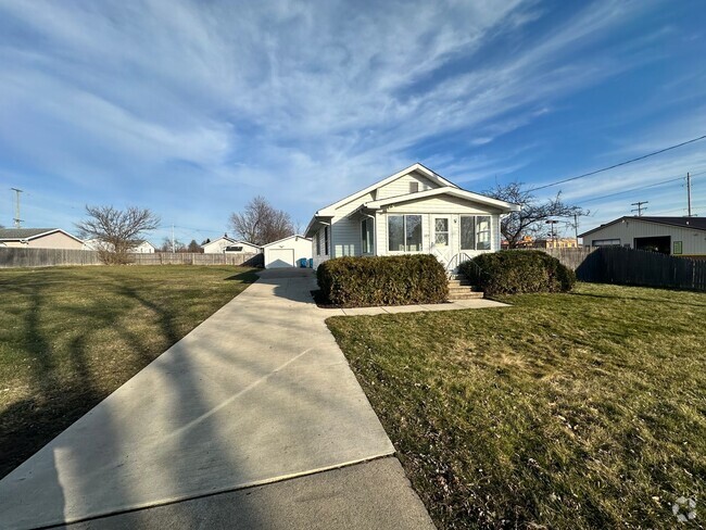 Building Photo - Three Bedroom Home in Battle Creek