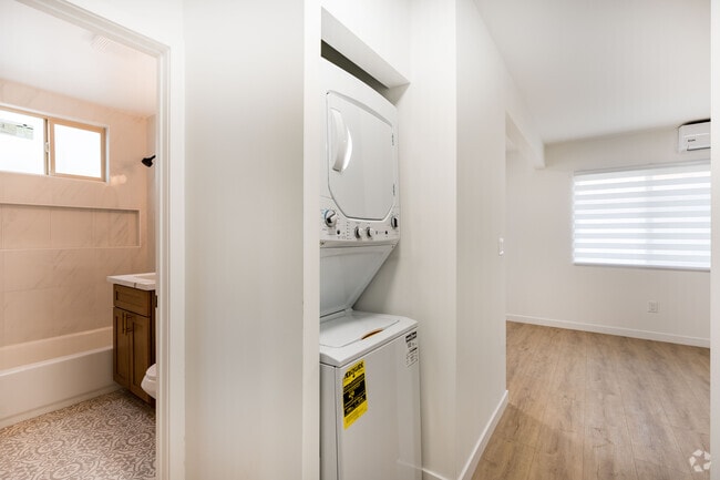 2BR, 2BA - 900SF - Hallway