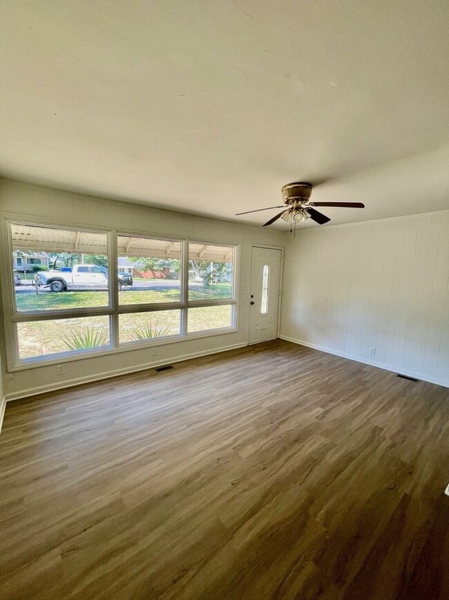 Photo - 210 Meadow Dr