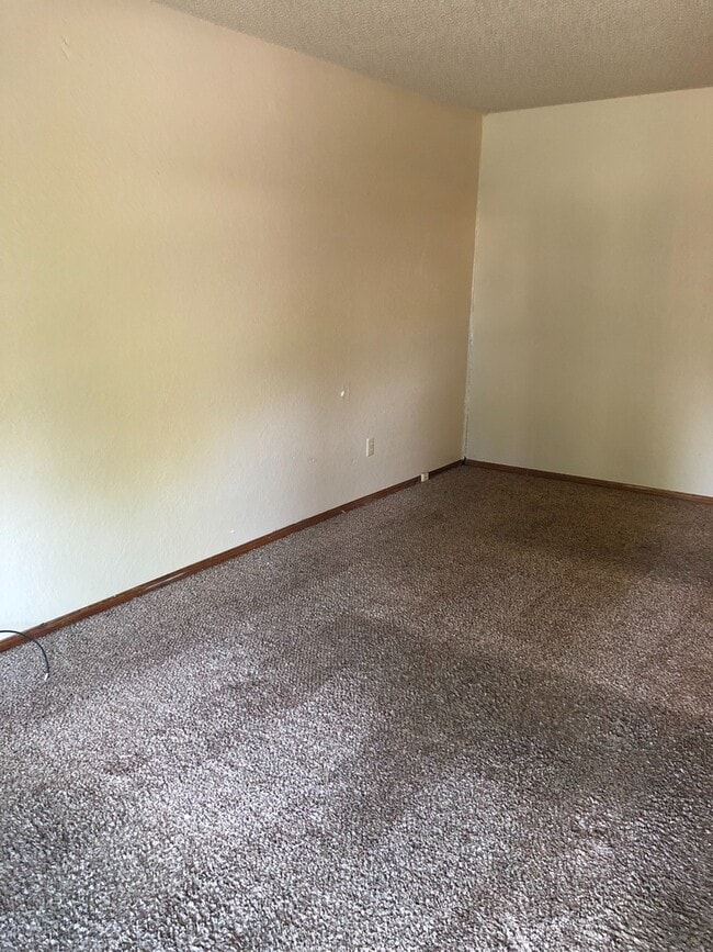 Building Photo - Perfect Location!