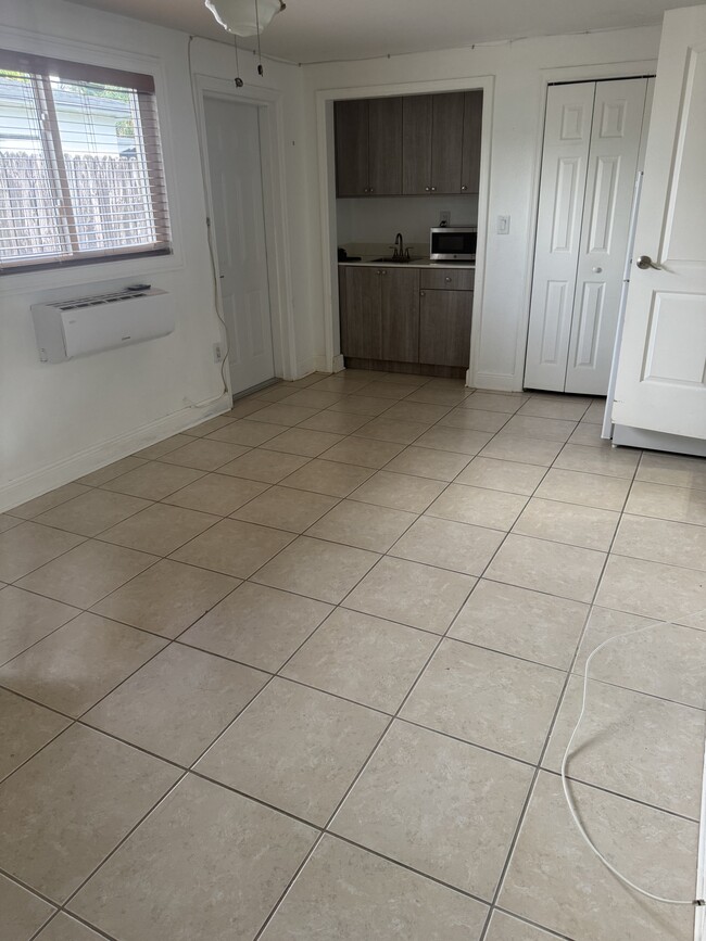 Building Photo - 8425 SW 44th St Rental