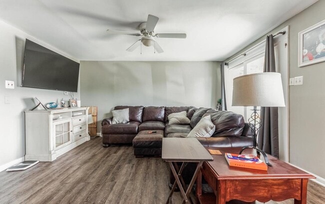 living room 1 st floor - 3405 Morrell Ave