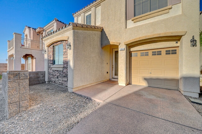 Photo - 1894 Versante Ave