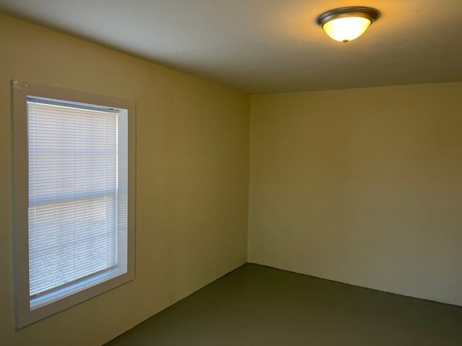 Photo - 1 Bedroom 1 Bath Triplex Call Burlington Rentals tom set up a viewing 336-228-7368