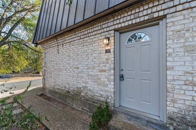 Photo - 2800 Westhill Dr Unit 103