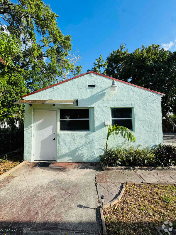 Building Photo - 1810 SW 24th Ter Unit 3 Rental