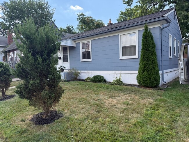 Front - Right side - 528 E Cambourne St