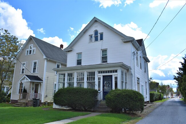 Building Photo - 542 Oak St Unit 542-2 Rental