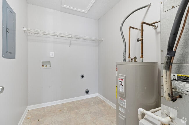 2BR, 1BA - 1,033SF - Laundry