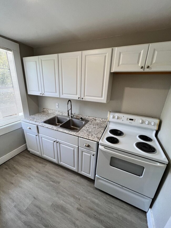 Photo - Move In Ready 3-Bedroom Apartment! Unit 4