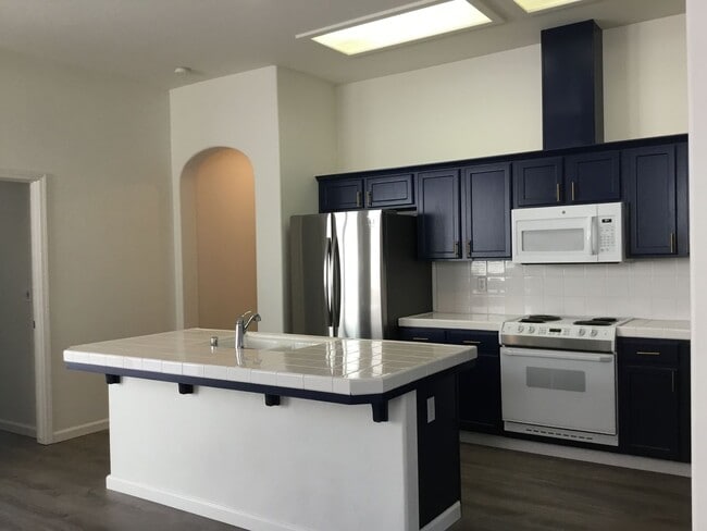 Photo - 637 W Fontaine Ln