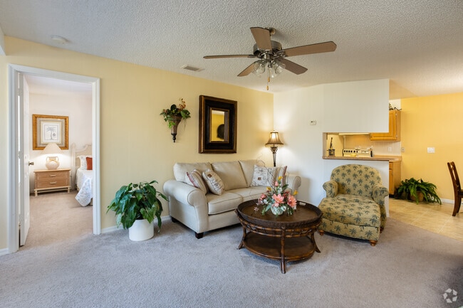 2BR, 2BA - 1,000SF