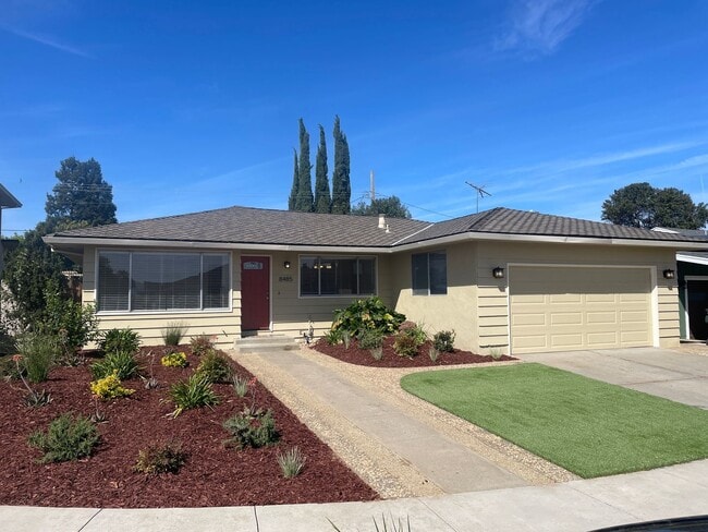 Building Photo - Beautifully Remodeled 3BR/2BA Home with Modern Finishes