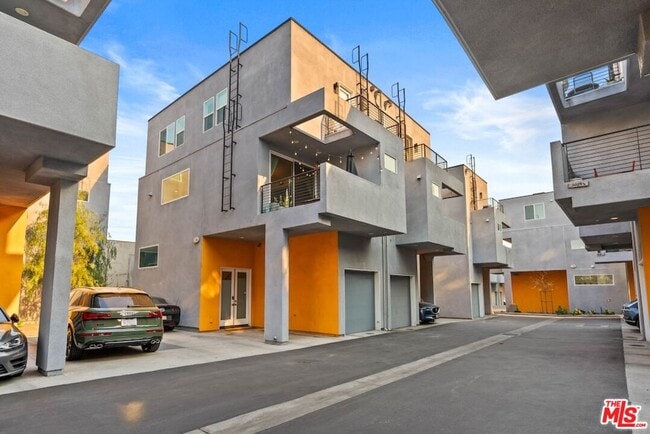 Building Photo - 3034 1/4 N Coolidge Ave