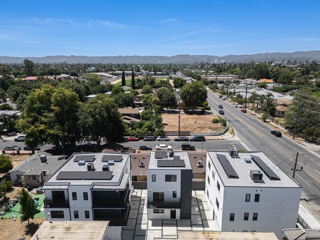 Photo - 6700 Kester Ave Unidad 6700 1/2