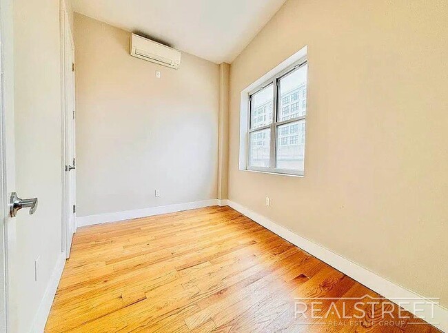 Photo - Super Sunny Gorgeous 2 Queen Size Bedroom in Prime Clinton Hill! Unit 2