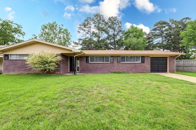 3 Bedroom 2 Bathroom Home in Wake Village, TX - 3 Bedroom 2 Bathroom Home in Wake Village, TX