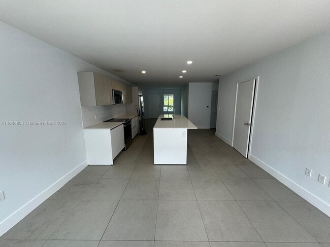 Photo - 2555 NE 193rd St