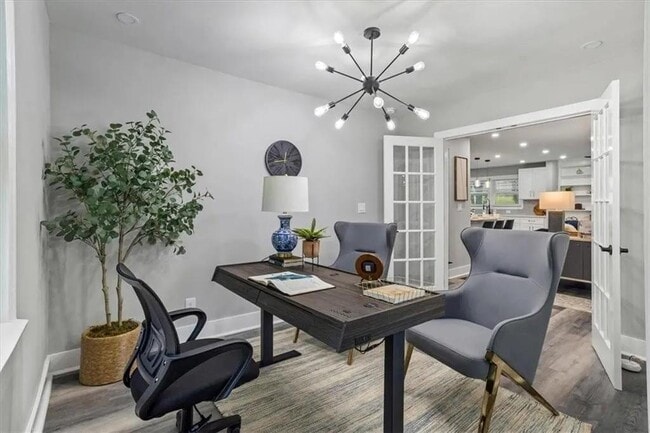 Photo - 724 Cowan Rd SE